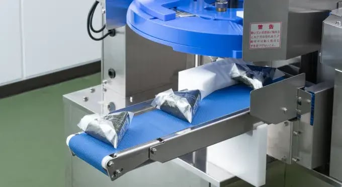 工場向け おむすび成形機｜鈴茂器工株式会社